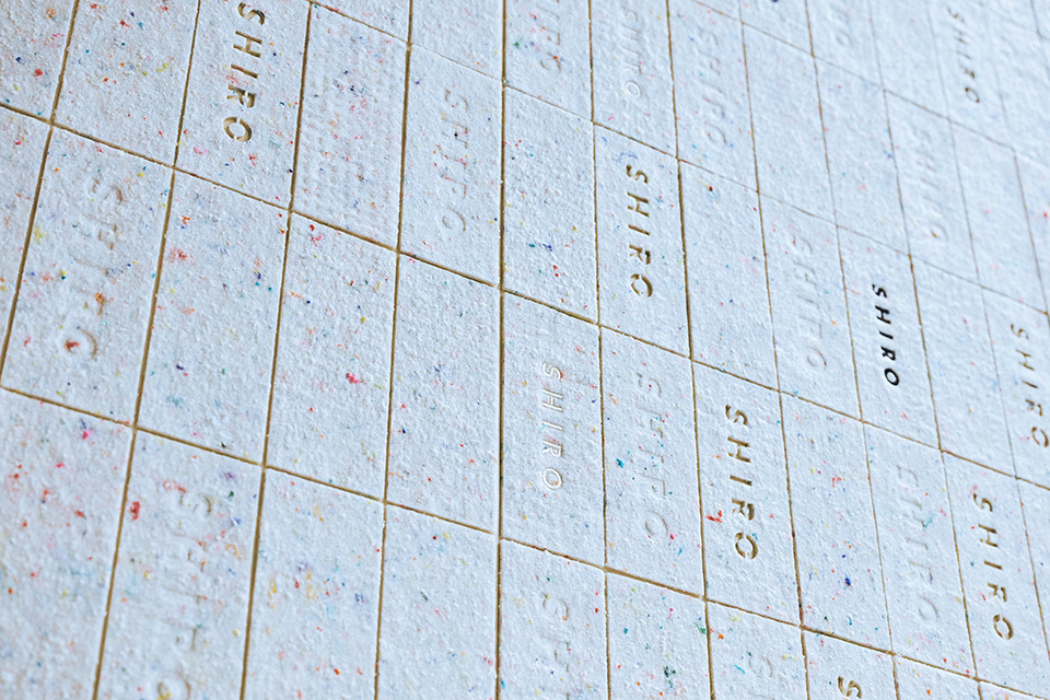 SHIROのロゴを型抜きや型押し、ステッチなどを施した試行錯誤の様子