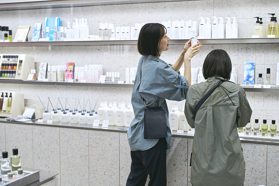 「SHIRO 渋谷PARCO店」のスタッフの制服