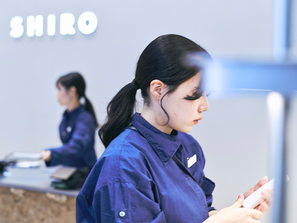 藍色の制服を着たフタッフの写真